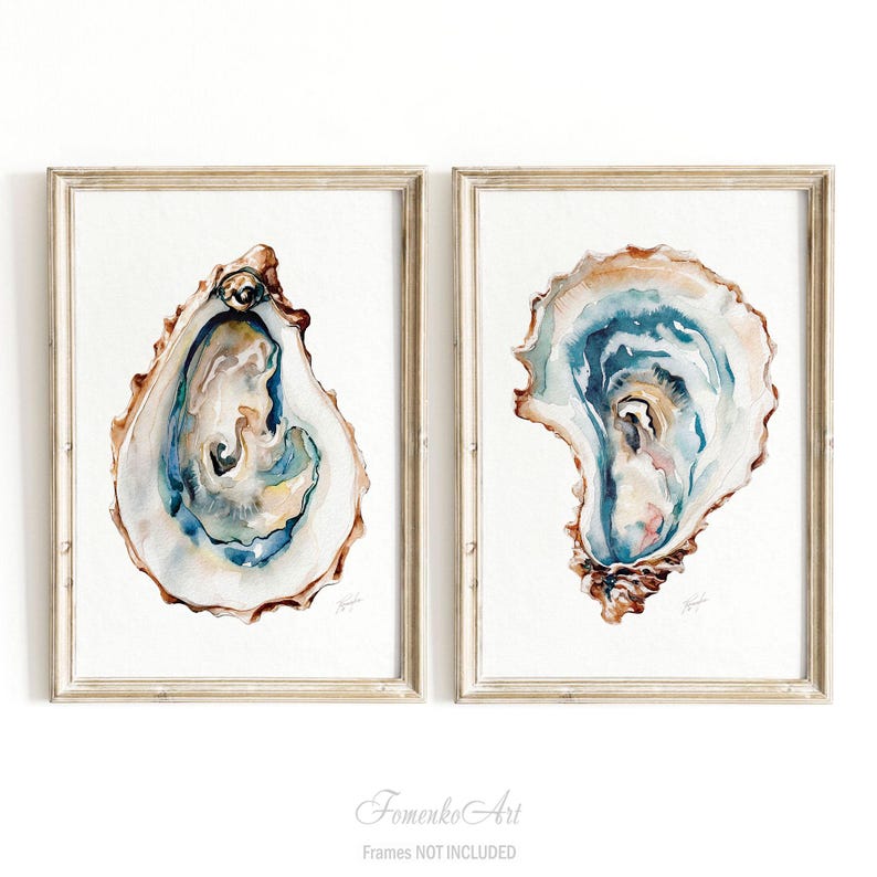 Puede incluir: Dos impresiones enmarcadas en acuarela de conchas de ostra. Las conchas est&aacute;n pintadas con tonos de azul, marr&oacute;n y crema, sobre un fondo blanco. Los marcos son de un color claro y neutro. El texto "Fomenko Art" y "Frames NOT INCLUDED" es visible.