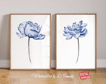 Può includere: Due acquerelli di fiori blu su sfondo bianco. I fiori sono in uno stile semplice ed elegante. I dipinti sono incorniciati in cornici di legno naturale.