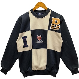 Puede incluir: Sudadera negra y crema con un diseño de tablero de ajedrez en la parte delantera. Presenta la letra "B" en dorado y azul marino, la letra "I" en azul marino con un diseño de cachemira y las palabras "MY BROTHERS" con un escudo. La sudadera tiene mangas largas.