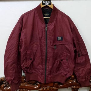 Puede incluir: Un letrero de madera rústica con el texto "Welcome to our home" en letras blancas. El letrero presenta un acabado envejecido y un diseño simple y acogedor, perfecto para la decoración de la entrada.