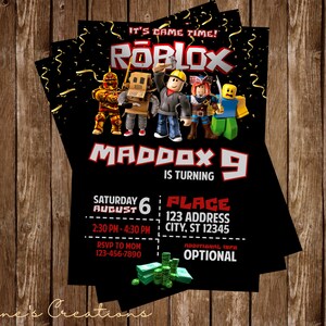 Könnte beinhalten: Schwarze Geburtstagseinladung mit Roblox-Charakteren und dem Text "It's Game Time!" und "Maddox 9 is Turning." Die Einladung enthält Veranstaltungsdetails wie Datum, Uhrzeit und Ort. Goldene Konfetti akzentuieren das Design.