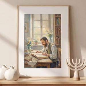Könnte beinhalten: Gerahmtes Gemälde, das einen Mann zeigt, der an einem Holztisch in der Nähe eines Fensters ein Buch liest. Der Mann trägt eine Kippa und eine Weste. Bücherregale und Vasen mit Blumen sind sichtbar. Das Kunstwerk hat eine warme Farbpalette.