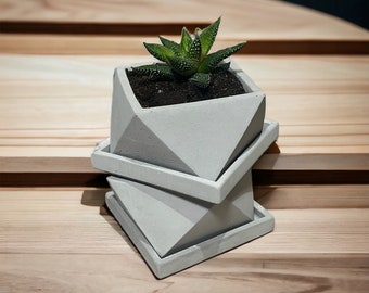 Pot de fleur géométrique en béton gris avec trou de drainage et soucoupe carrée | Atelier IDeco