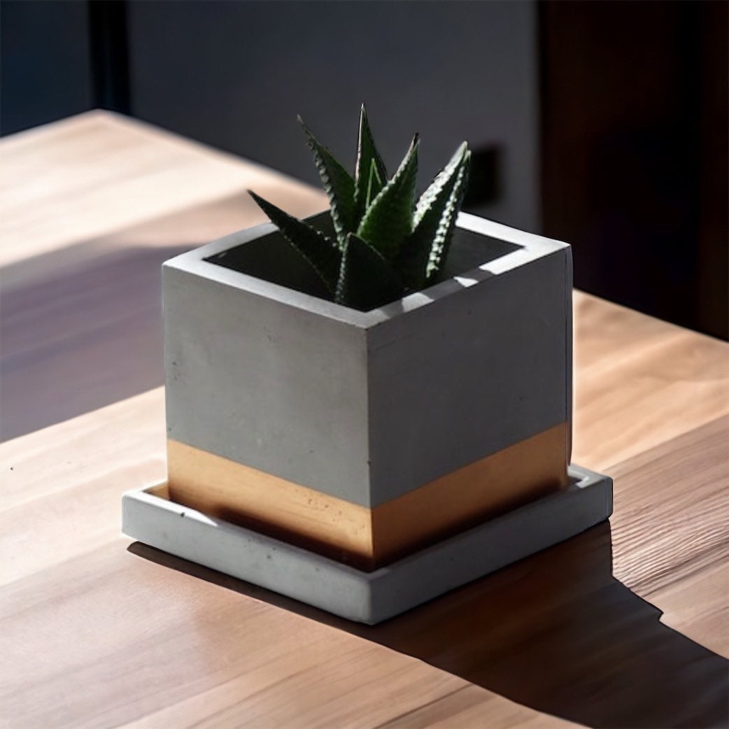 Pot de fleurs carré avec soucoupe en béton, pot gris avec bande horizontale  peinte de couleur cuivrée – Atelier IDeco