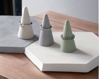 Atelier IDeco - Drei Weiß, grau und grün Ringkegel aus Beton