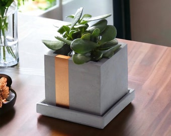 Atelier IDeco - Pot de fleurs carré avec soucoupe en béton, pot gris avec bande verticale peinte de couleur cuivrée