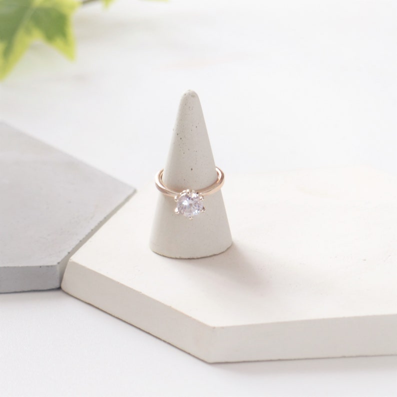 Atelier IDeco Ring holder cone Concrete white jewelry organiser