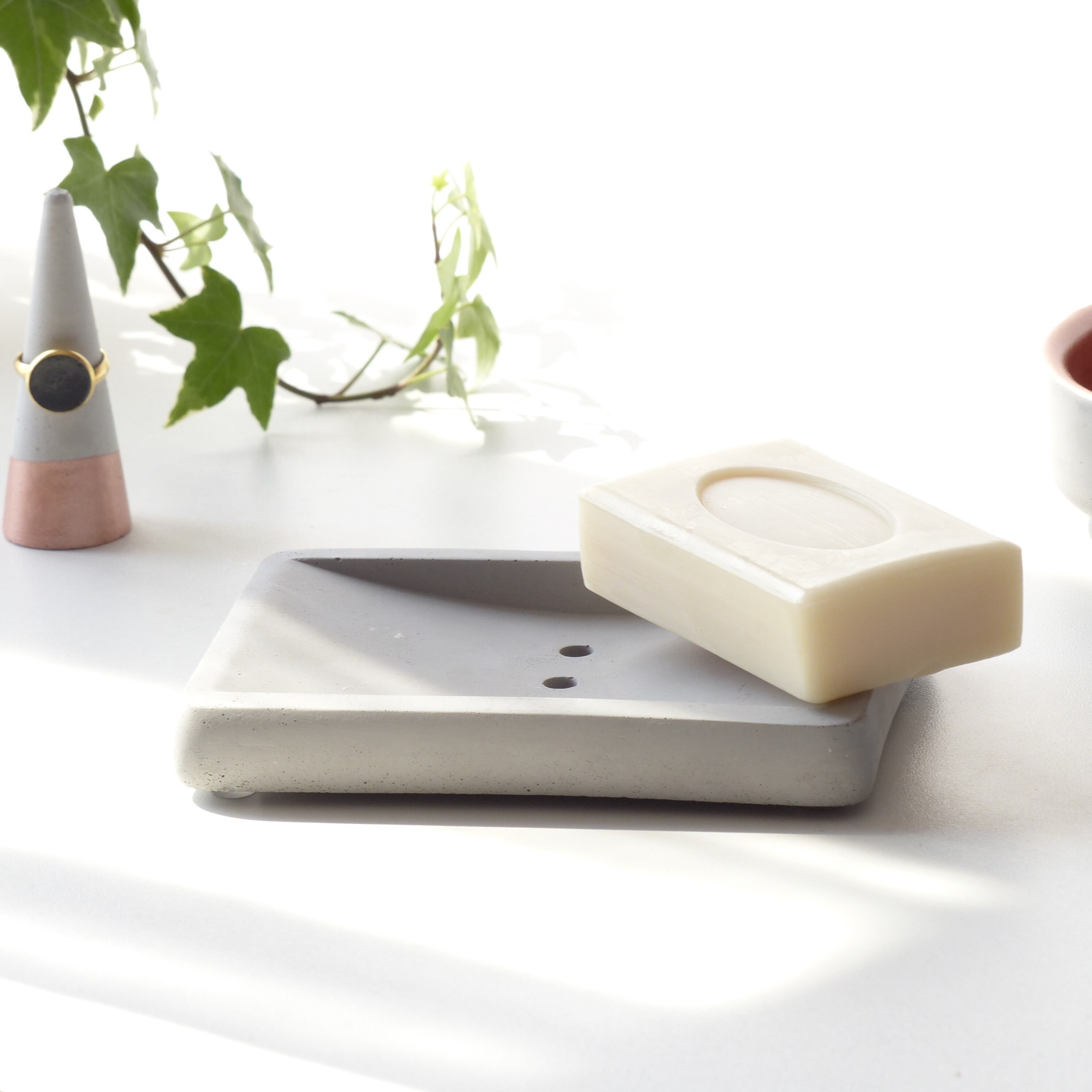 Porte Savon Artisanal Gris en Béton - Design Sobre et Élégant Durable Ne Rouille Pas Ne Moisit Pas