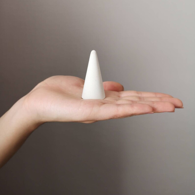 Atelier IDeco Ring holder cone Concrete white jewelry organiser