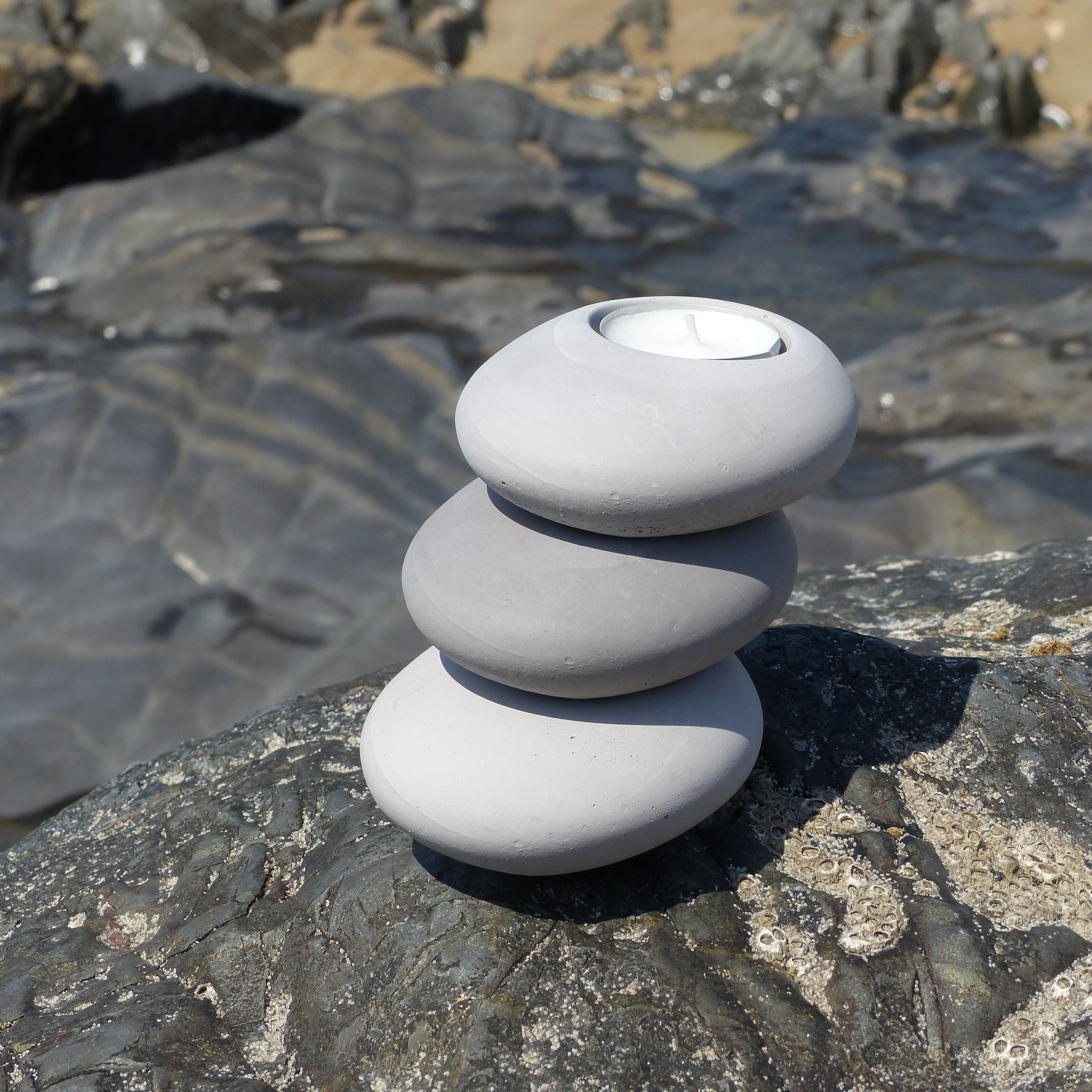 Ensemble de 3 Bougeoirs Gris en Forme Galets - Produit Artisanal Béton