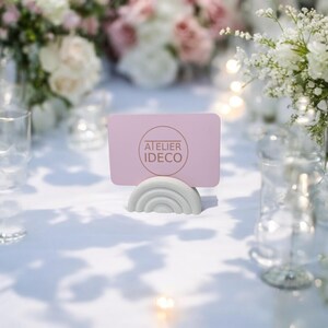 Support carte en béton blanc fait main - Porte-cartes arc-en-ciel pour mariage, restaurant, événement - Fabriqué en Bretagne