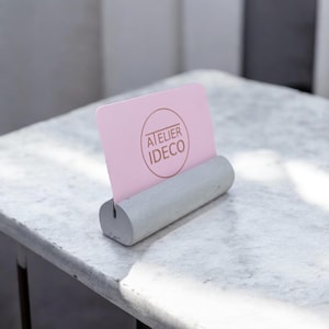 Minimalist gray concrete card holder – Display business cards, menus, photos, QR code – Design and stable support