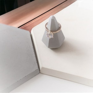 Porte bague en béton, Présentoir à bijoux gris, idéal bague de fiancailles à la Saint Valentin