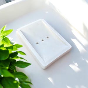 Atelier IDeco - White draining soap holder made of Jesmonite