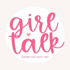 以下が含まれることがあります： 「girl talk」というテキストと小さなピンクのハートが付いた、ピンクの手書きのスクリプトフォントデザインです。