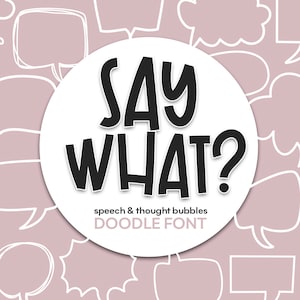 Può includere: Un cerchio bianco con il testo "SAY WHAT?" in nero, circondato da uno sfondo rosa con bolle di dialogo bianche. Il testo sotto il cerchio dice "speech & thought bubbles DOODLE FONT".