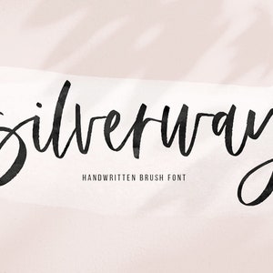 Op de afbeelding: Handgeschreven penseellettertype genaamd "Silverway" in zwarte inkt op een witte achtergrond.