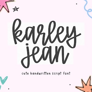 Peut inclure: Fond rose clair avec les mots "karley jean" en police manuscrite noire. Le texte "cute handwritten script font" est en dessous. Le fond présente des étoiles et des gribouillis.