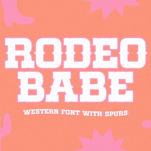 Puede incluir: Texto blanco sobre fondo rosa que dice "RODEO BABE" en una fuente de estilo western con espuelas. El texto está debajo de una bota vaquera rosa y encima de un cactus rosa.