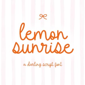 Puede incluir: Fuente de escritura naranja que dice "lemon sunrise" con un pequeño lazo encima. Debajo del texto, se lee "a darling script font". El fondo tiene rayas verticales rosas y blancas.