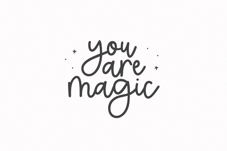 Peut inclure: Une illustration en noir et blanc de la phrase "you are magic" avec quelques &eacute;toiles autour du texte.