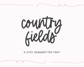 Puede incluir: Un diseño de fuente manuscrita llamado "Country Fields" con un estilo lindo y caprichoso. El texto es en negro sobre un fondo blanco.