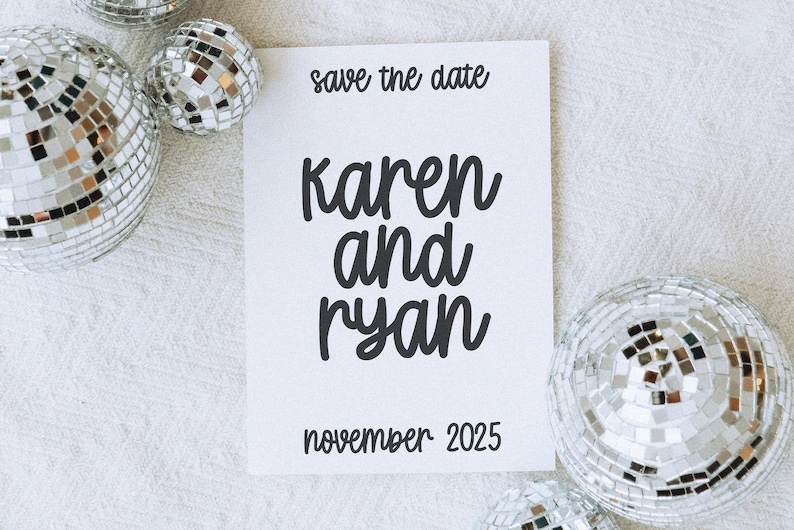 Op de afbeelding: Save the date kaart met een witte achtergrond en zwarte tekst. De tekst luidt "Save the date" "Karen en Ryan" "November 2025".