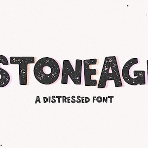 Könnte beinhalten: Ein distressed Schriftdesign mit dem Wort "STONEAGE" in Schwarz mit rosa Umrandung. Der Text befindet sich auf einem weißen Hintergrund mit kleinen schwarzen Punkten.