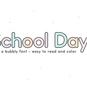 Op de afbeelding: School Days lettertype-afbeelding met een bubbelachtige, afgeronde stijl. De tekst is in pastelkleuren roze, lichtblauw en perzik. De tekst is zwart omlijnd. De tekst staat op een witte achtergrond met kleine pastelkleurige stippen.