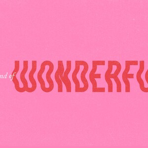Op de afbeelding: Roze achtergrond met het woord "WONDERFUL" in rode golvende letters. De tekst "some kind of" staat in wit onder het woord.