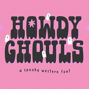 以下が含まれることがあります： ピンクの背景に、黒と白のフォントで「Howdy Ghouls」と書いてあります。ゴーストタウン風の不気味なフォントです。テキストの周りに、小さな白い幽霊と星が散らばっています。