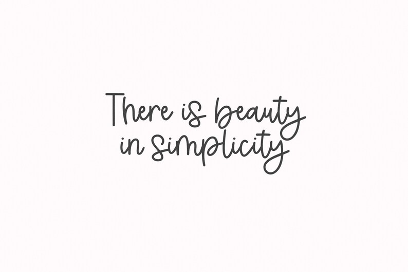 Peut inclure: Texte manuscrit en noir et blanc qui dit "There is beauty in simplicity."