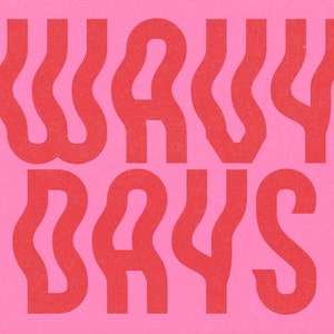 Op de afbeelding: Golvende tekst in rood op een roze achtergrond. De tekst luidt "Wavy Days".