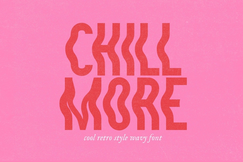 Op de afbeelding: Chill More in een golvend, rood lettertype op een roze achtergrond. De tekst is in een coole retro-stijl.