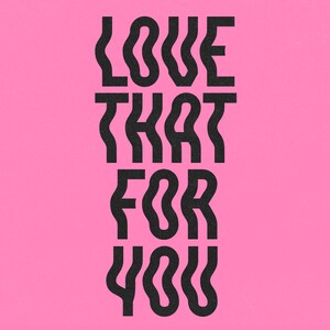 Op de afbeelding: Een roze achtergrond met de tekst "LOVE THAT FOR YOU" in zwart, golvend, vetgedrukt lettertype.