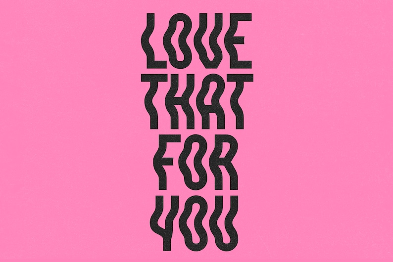 Op de afbeelding: Een roze achtergrond met de tekst "LOVE THAT FOR YOU" in zwart, golvend, vetgedrukt lettertype.