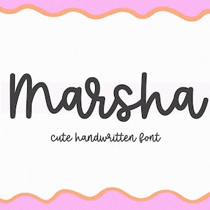 Op de afbeelding: Een digitale afbeelding met het woord "Marsha" in een donkergrijze, handgeschreven lettertype. Daaronder staat de tekst "cute handwritten font". Het ontwerp heeft een witte achtergrond met een roze rand.
