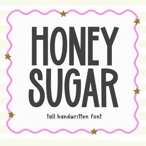 Peut inclure: Un graphique numérique présentant le texte HONEY SUGAR dans une police sans empattement haute et gris foncé, avec les mots tall handwritten font en dessous. Le texte est encadré par une bordure rose ondulée ornée de petites étoiles dorées.