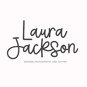 Peut inclure: Logo &eacute;crit &agrave; la main en noir, "Laura Jackson", avec le texte "MODERN PHOTOGRAPHY AND EDITING" en dessous.