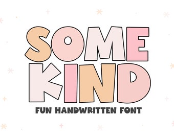 Pode incluir: Design gráfico com as palavras "SOME KIND" em letras grandes, arredondadas e coloridas com contornos pretos. Abaixo, o texto "FUN HANDWRITTEN FONT" é exibido em uma fonte sans-serif menor. Fundo branco com formas de estrelas.