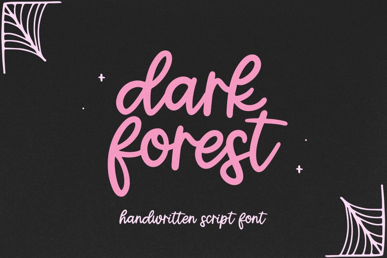 Puede incluir: Fuente de escritura a mano rosa "dark forest" sobre un fondo negro. El texto est&aacute; en cursiva. Dise&ntilde;os decorativos blancos en forma de telara&ntilde;a est&aacute;n en las esquinas, con peque&ntilde;as cruces y puntos blancos.