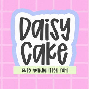 Peut inclure: Un graphique numérique présentant le texte Daisy Cake dans une police manuscrite noire en gras, centré sur une forme blanche avec un contour bleu clair. En dessous, une barre rectangulaire vert clair affiche le texte cute handwritten font en noir.