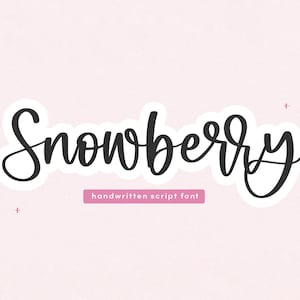 Op de afbeelding: Een handgeschreven schriftsoort genaamd "Snowberry". Het lettertype is zwart en de tekst staat op een lichtroze achtergrond.