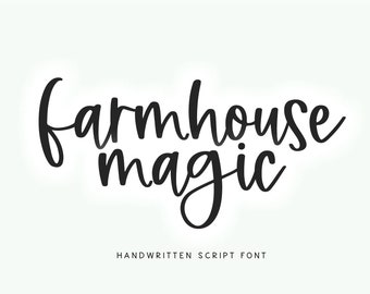 Puede incluir: Diseño de fuente de escritura a mano con el texto "farmhouse magic" en negro sobre un fondo blanco.