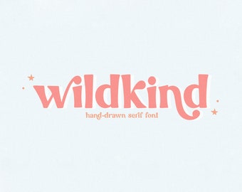 Op de afbeelding: Een roze handgetekende serif-lettertypeontwerp met het woord "wildkind" in een speelse stijl. Het woord is omringd door kleine sterren.