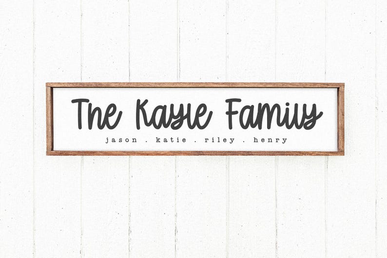 Op de afbeelding: Een houten bord met de tekst "The Kayle Family" in een cursief schrift. Onder de tekst staat "jason. katie. riley. henry."