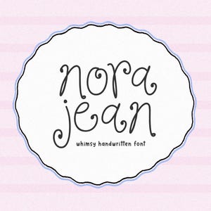 以下が含まれることがあります： スカラップエッジと細い青い縁取りが施された円形の白いラベル。中央には黒いスタイリッシュな筆記体フォントで「nora jean」と書かれており、その下に小さくシンプルな黒いフォントで「whimsy handwritten font」という文字が印刷されています。