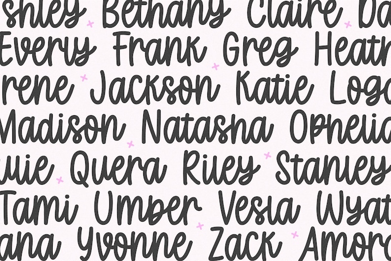 Op de afbeelding: Een witte achtergrond met een zwart-wit patroon van namen geschreven in een cursief schrift. De namen omvatten: Shirley, Bethany, Claire, Da, Every, Frank, Greg, Heath, Rene, Jackson, Katie, Logo, Madison, Natasha, Ophelia, Mie, Quera, Riley, Stanley, Tami, Umber, Vesia, Wyatt, Ana, Yvonne, Zack en Amorc.