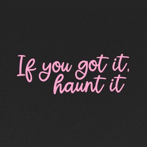 Puede incluir: Fondo negro con el texto rosa "If you got it, haunt it" en fuente cursiva. El texto est&aacute; centrado y ocupa la mayor parte de la imagen. El tema general es de Halloween o de ambiente espeluznante.