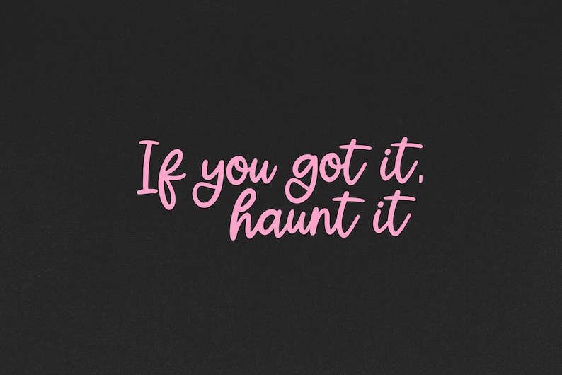 Puede incluir: Fondo negro con el texto rosa "If you got it, haunt it" en fuente cursiva. El texto est&aacute; centrado y ocupa la mayor parte de la imagen. El tema general es de Halloween o de ambiente espeluznante.